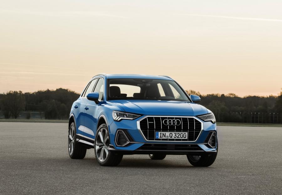  Audi Q3 45 TFSI Quattro S-Line 2018 года  (WW) (фото 2 из 56)